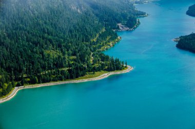 Turkuazın nefes kesen renkleri yukarıdaki açık gökyüzünü yansıtırken, yoğun yeşillik Plansee Avusturya 'yı çevrelemektedir. Doğa sükuneti, dolambaçlı yolları ve el değmemiş kıyıları boyunca keşfe davet eder..