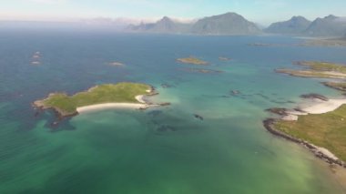 Norveç 'in Lofoten kentinin çarpıcı manzarasını deneyimleyin, el değmemiş plajlar ve canlı turkuaz sularla, olağanüstü doğal güzelliği tüm doğa severler için sükunetle harmanlayın.