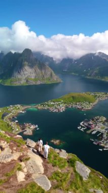 Norveç 'in Lofoten kentinin nefes kesen hava manzarası, canlı renklerle dolu dağları ve kıyı manzaralarını gözler önüne seriyor. Reinebringen Dağı 'nın tepesindeki gezginler için mükemmel.