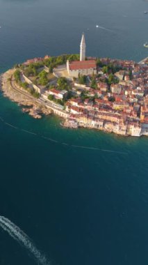 Hırvatistan 'ın büyüleyici mimarisi ve el değmemiş manzarasıyla tanınan büyüleyici kıyı kenti Rovinj, seyircileri güzelliğini keşfetmeye çağırıyor.