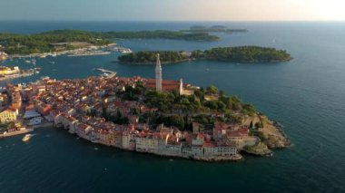 Hırvatistan 'ın Rovinj kentinin tarihi mimarisi ve sükuneti ile tanınan ve çarpıcı hava manzaralarıyla güzelce sergilenen sakin sularını keşfedin