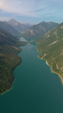 Avusturya 'nın Tyrol kentindeki Plansee Gölü' nün nefes kesici görüntüsü çarpıcı doğa ve kristal berrak suları gözler önüne seriyor..