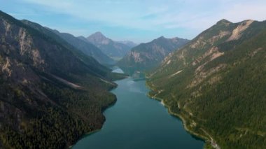 Avusturya 'nın Tyrol kentindeki görkemli dağlarla çevrili Plansee Gölü' nün nefes kesici hava manzarasını tecrübe edin.