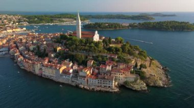 Hırvatistan 'ın Rovinj kentinin dünyanın dört bir yanından ziyaretçilerin ilgisini çeken güzel mimarisi ve pitoresk manzaralarıyla tanınan çarpıcı hava manzarasını deneyin. Çekiciliğini keşfet
