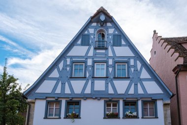 Açık mavi ve beyaz yarı ahşap mimari Rothenburg ob der Tauber 'de ziyaretçileri cezbediyor.