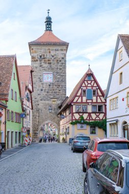 Rothenburg ob der Tauber, Almanya, 25 Ağustos 2024, kaldırım taşı patikalarında gezinen ziyaretçiler, renkli yarı ahşap evlere ve Rothenburg ob der Tauber 'in tarihi mimarisine hayran kaldılar.
