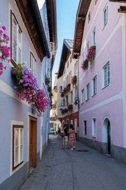 25 Ağustos 2024 Hallstatt Avusturya, Hallstatt 'ın büyüleyici caddelerinde dolaş, Pastel renkli binalar canlı çiçeklerle süslenir. Ve bu tarihi kasabanın pitoresk atmosferi.