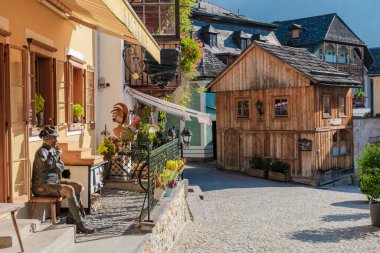 Hallstatt Avusturya Hallstatt 25 Ağustos 2024, Hallstatt 'te büyüleyici bir cadde çiçek dolu pencerelerin yanında geleneksel ahşap evler sergileniyor.. 