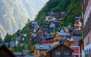 Hallstatt, Avusturya 'nın çarpıcı dağlarına karşı, tepenin yamacını süsleyen renkli evler, karmaşık mimari ve ziyaretçileri büyüleyen tuhaf köy hayatı..