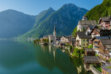 Avusturya 'nın Hallstatt kentinin nefes kesici manzarası, güzel evlerin el değmemiş göl boyunca uzandığı, berrak bir sabah gökyüzünün altındaki görkemli dağları yansıtan..