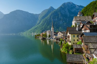 Görkemli dağların arasına yerleştirilmiş Hallstatt sergileri sakin gölü çevreleyen, doğanın güzelliğini yansıtan resimli evler