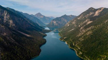 Yüksek dağların arasına yerleşmiş Plansee Gölü 'nün sakin suları Avusturya' nın çarpıcı doğal güzelliğini yansıtıyor. Bereketli yeşillik ve engebeli arazi keşifleri ve maceraları davet ediyor..