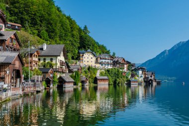 Bereketli dağların arasında, Hallstatt 'ın büyüleyici köyü gölün sakin sularını yansıtan ahşap evler, sakin ve huzurlu bir atmosfer yaratıyor..