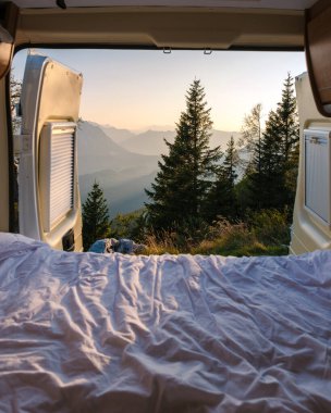 Sabahın erken saatlerinde Hallstatt 'un nefes kesici dağ manzarası dışarı çıkarken rahat minibüsü doldurur. Meşe ağaçları usulca sallanıyor, güne barışçıl bir başlangıç yapmak için. Ezik dağ.