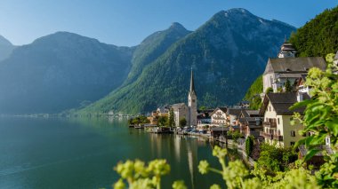Görkemli dağların arasına yerleşmiş olan Hallstatt, göldeki görkemli binalar ve sabah ışığının yumuşak parıltısıyla yıkanmış büyüleyici bir kilise kulesi ile övünüyor.