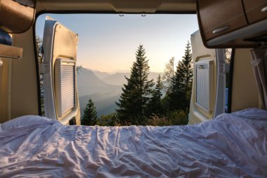 Avusturya Hallstatt 'ü çevreleyen görkemli dağları aydınlatan şafağın yumuşak ışığına uyanmak. Rahat bir minibüsten rahatlayan manzara, çarpıcı doğal güzellik ve sükunetle gözler önüne seriliyor..