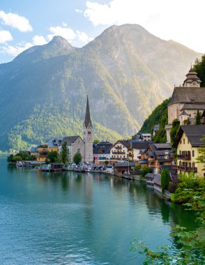 Bereketli yeşil dağlar Hallstatt 'ın pitoresk köyünü beşiyorlar, büyüleyici evlerin sakin göllerin kıyısında olduğu.