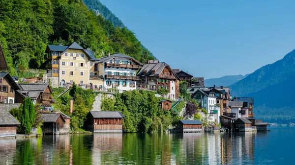 Bereketli yeşil dağlara, renkli evlere Hallstatt 'ın sakin sularına uzanan, parlak mavi gökyüzünün altında keşif ve merak uyandıran,