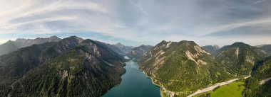 Plansee Gölü 'nün sakin suları Avusturya Alpleri' nin çarpıcı zirvelerini yansıtarak yemyeşil bir manzarayla sarmalanmış pitoresk bir manzara yaratır. Doğaya mükemmel bir kaçış Güzellik bekliyor.