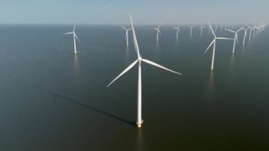 Hollanda 'daki Flevolands rüzgar türbinleri, yenilikçi enerji ve çevre teknolojileri yoluyla iklim değişikliğine karşı sürdürülebilirlik çabalarını destekleyen yenilenebilir enerji için hayati önem taşımaktadır.