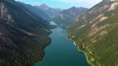 Avusturya 'nın Tyrol kentindeki görkemli dağlarla çevrili Plansee Gölü büyüleyici ve nefes kesici manzaralara sahiptir.