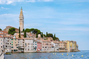 Rovinj 'in sakin sularında dolaşın, orada sarp kayalıklara yapışmış canlı evler, ve tarihi çan kulesi gökyüzüne uzanır.