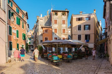 Rovinj Hırvatistan 27 Ağustos 2024 Rovinj 'in renkli binaların açık mavi bir gökyüzünün altında gururla durduğu pitoresk kaldırım taşları caddelerinde geziniyor