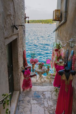 Rovinj 'de büyüleyici bir kaldırım taşı sokağında, parlak deniz manzarasının yanında asılı duran renkli giysiler, ziyaretçileri bu sahil taşının güzelliğini keşfetmeye davet ediyor..