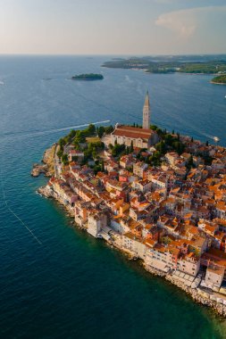 Işıldayan Adriyatik boyunca uzanan Rovinj, renkli binaları ve tarihi kilise kulesiyle büyülenerek, gün alacakaranlığa dönerken resim gibi bir zemin oluşturarak, keşif ve huşu yaratıyor..
