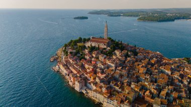 Rovinjs 'in renkli kayalık binaları ve ışıltılı Adriyatik Denizi, özellikle sıcak ve güneşli günlerde çarpıcı bir manzara yaratıyor..