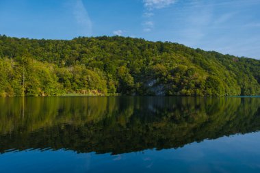 Plitvice Gölleri 'nde sakin bir sabah başlıyor. Bereketli yeşilliklerin durgun suları sardığı yerde çarpıcı yansımalar oluşuyor.