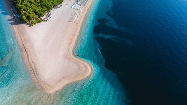 Adriyatik Denizi 'nde yuva yapmış olan Brac Adası, yumuşak kumların turkuaz sularla buluştuğu nefes kesici bir kıyı şeridi sunuyor. Ziyaretçiler güneşlenmeyi ve bu cennet gibi kaçışta yüzmeyi severler. Zlatni Rat Sahili Hırvatistan