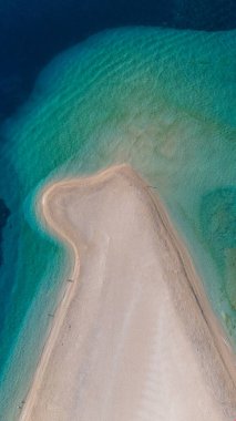 Nefes kesen bir manzara, turkuaz sulara uzanan kumlu bir kıyı şeridini ortaya çıkararak rahatlama ve keşfe davet ediyor, Zlatni Rat Sahili Hırvatistan