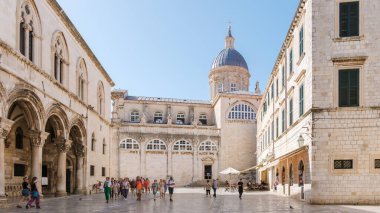 Dubrovnik Hırvatistan 8 Eylül 204, Dubrovnik 'in tarihi sokaklarında gezen ziyaretçiler, çarpıcı taş mimarisi ve canlı bir atmosferle çevrelenmiş durumda.