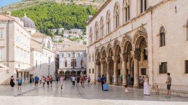 Dubrovnik Hırvatistan 8 Eylül 204, Ziyaretçiler etkileyici mimarisine hayran kalarak Dubrovnik 'in tarihi sokaklarında geziniyorlar. Güneş ışığı antik binaları aydınlatıyor