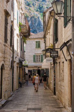 Kotor Montenegro 24 Eylül 2024, tarihi Kotor sokaklarında dolaş, antik taş binalar dar yollarda yer alıyor ve ziyaretçileri antika dükkanları keşfetmeye davet ediyor. 