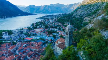 Görkemli dağlar ve sakin sular arasında kalan Kotor, zengin tarihi ve canlı mimarisiyle büyülüyor. Güneş alacakaranlıkta büyüleyici gölgeler saçarken kıyı kasabası ışıldıyor..