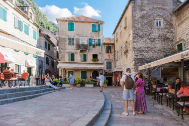 Kotor Montenegro 24 Eylül 2024, Kotor, Karadağ 'ın göbeğinde turistler manzaralı caddelerin, ilginç mimarinin ve hareketli ambiyansın keyfini çıkarıyorlar