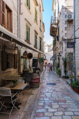 Kotor Montenegro 24 Eylül 2024, Karadağ 'ın Kotor kentindeki görkemli kaldırım taşı caddelerinde geziniyor, büyüleyici kafeler yoldan geçenleri canlı atmosferin tadını çıkarmaya davet ediyor 