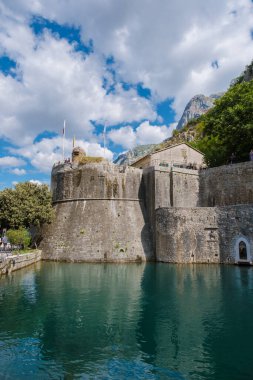 Görkemli dağların zeminine kurulmuş olan Kotor 'daki tarihi kale zarif bir şekilde ışıldayan suların yanında duruyor ve ziyaretçileri zengin geçmişini ve manzaralı güzelliklerini ortaya çıkarmaya davet ediyor..