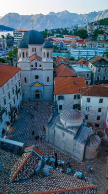 Kotor 'un kaldırım taşlı sokaklarında dolanan ziyaretçiler, karmaşık mimariye ve canlı çatılara hayran kalıyorlar.