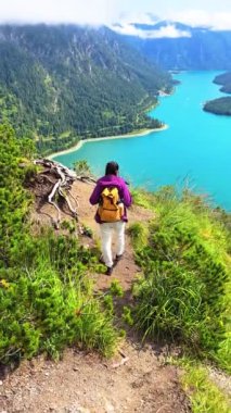 Avusturya 'nın Tyrol kentindeki güzel Plansee Gölü' nde yürüyüş yaparken doğayı kucaklamak için çarpıcı manzaraları keşfedin.