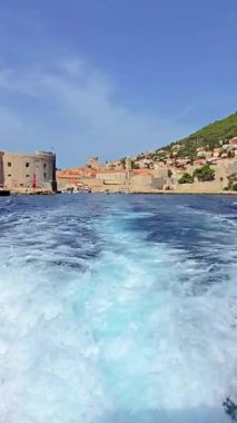 Muhteşem Adriyatik Denizi 'nin huzurlu sularında yavaşça süzülürken, Dubrovniks' in nefes kesici manzaralarının, etkileyici tarihi yapılarının ve büyüleyici sahil şeridinin tadını çıkarın.