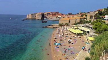 Banje Sahili 'nde gevşerken, Dubrovnik' in antik duvarları ve kristal berrak sularının tadını çıkarıyor. Akdeniz kıyısındaki güzel Hırvatistan 'da unutulmaz bir kaçış için mükemmel bir yer.