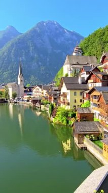 Huzurlu göl kenarındaki büyüleyici evleriyle Avusturya Hallstatt manzarasının tadını çıkarın.