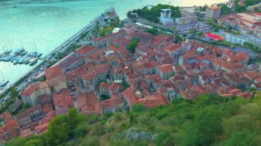 Karadağ 'ın başkenti Kotor' un nefes kesen hava manzarasını yakalayın. Zengin tarihi mimarisini, çevresini çevreleyen cennet ve resimsel körfezle birlikte güzel bir şekilde sergiliyor.