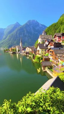 Huzurlu göl ve görkemli dağların yanında Avusturya Hallstatt 'ın nefes kesici manzarasını deneyin.