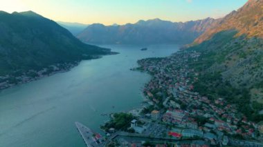 Karadağ 'ın Kotor Körfezi' ndeki nefes kesici günbatımı manzarasını izleyin. Bu sakin sular ve bu güzel kasabanın etrafını saran görkemli dağları güzel bir şekilde gösteriyor.