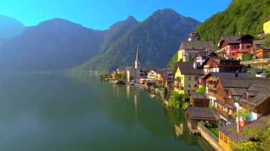 Hallstatt, Avusturya 'nın nefes kesen manzarası dingin göl kenarındaki yüksek dağlı renkli evleri gözler önüne seriyor..