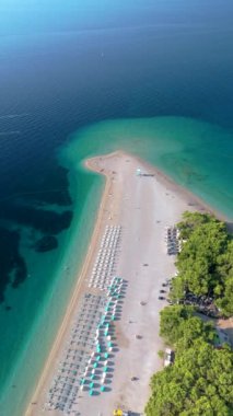 Hırvatistan 'ın Brac Adası' ndaki Zlatni Rat Sahili 'nin berrak suları ve kumlu kıyılarıyla tanınan ve macera ve rahatlama arayışında olan gezginler için mükemmel hava manzarasını deneyimleyin.